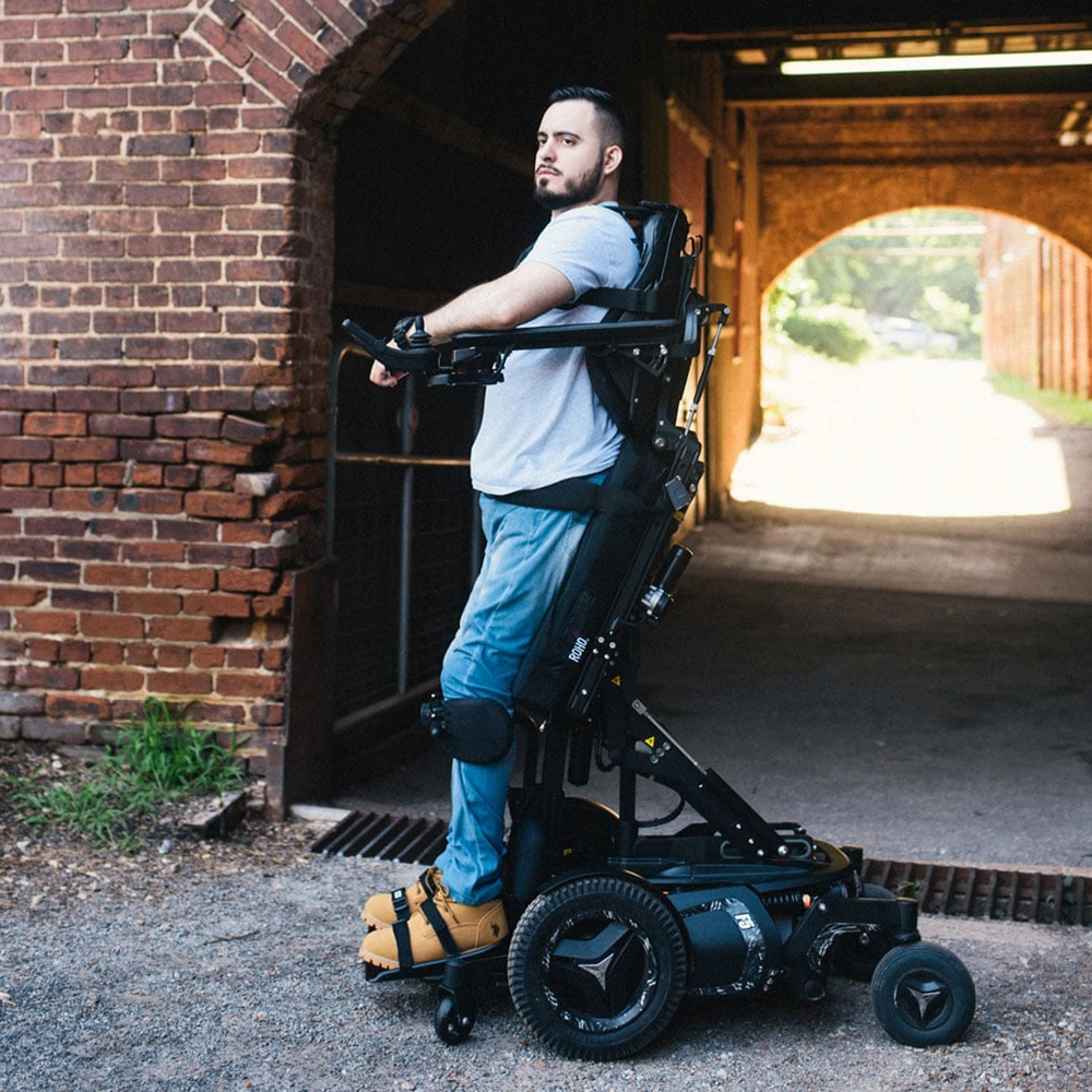 Standing power wheelchair that raises user to standing position